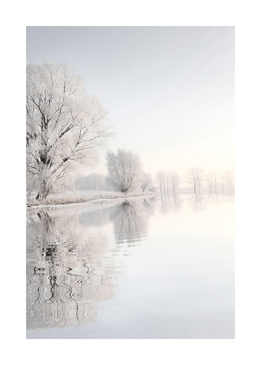  – Fotografi af en sø ved nogle træer og et landskab dækket af sne, der genspejles i søen