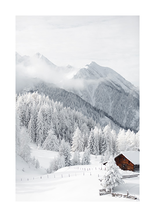 – Fotografi af en lille hytte i et snedækket landskab med træer og bjerge i baggrunden