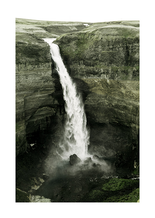  – Fotografi af et grønt klippelandskab med et vandfald i midten