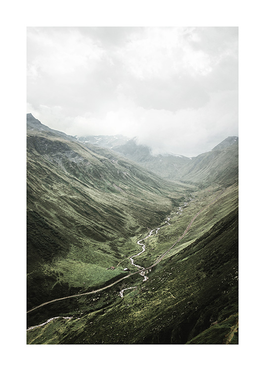  – Fotografi af et landskab med grøn vegetation, der dækker bjergene, og en flod i midten
