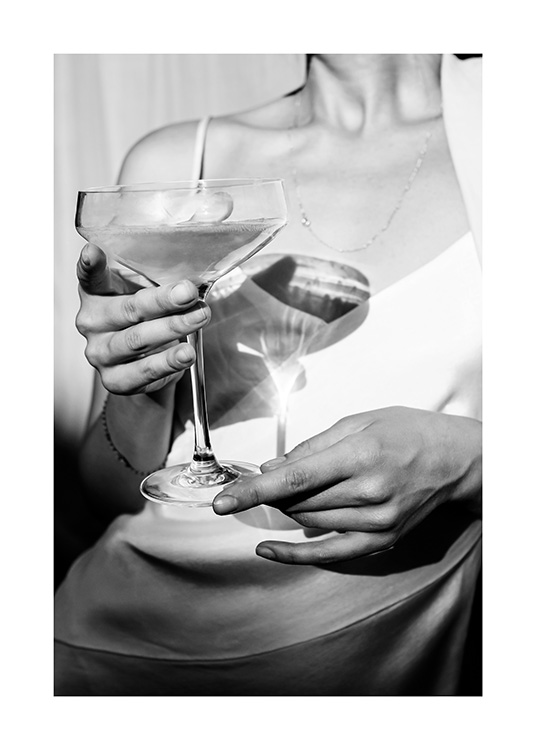  – Sort-hvidt fotografi af en kvinde, der holder et glas champagne