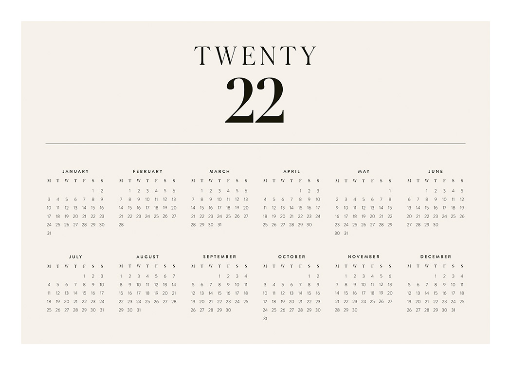  – En årskalender for 2022 i beige med sort tekst, der viser alle måneder og datoer