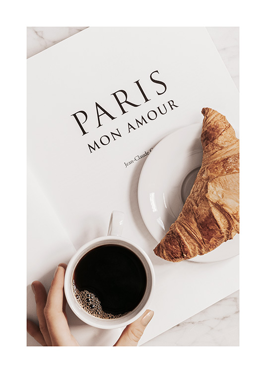 – Fotografi af en croissant og en kaffe på et stykke papir