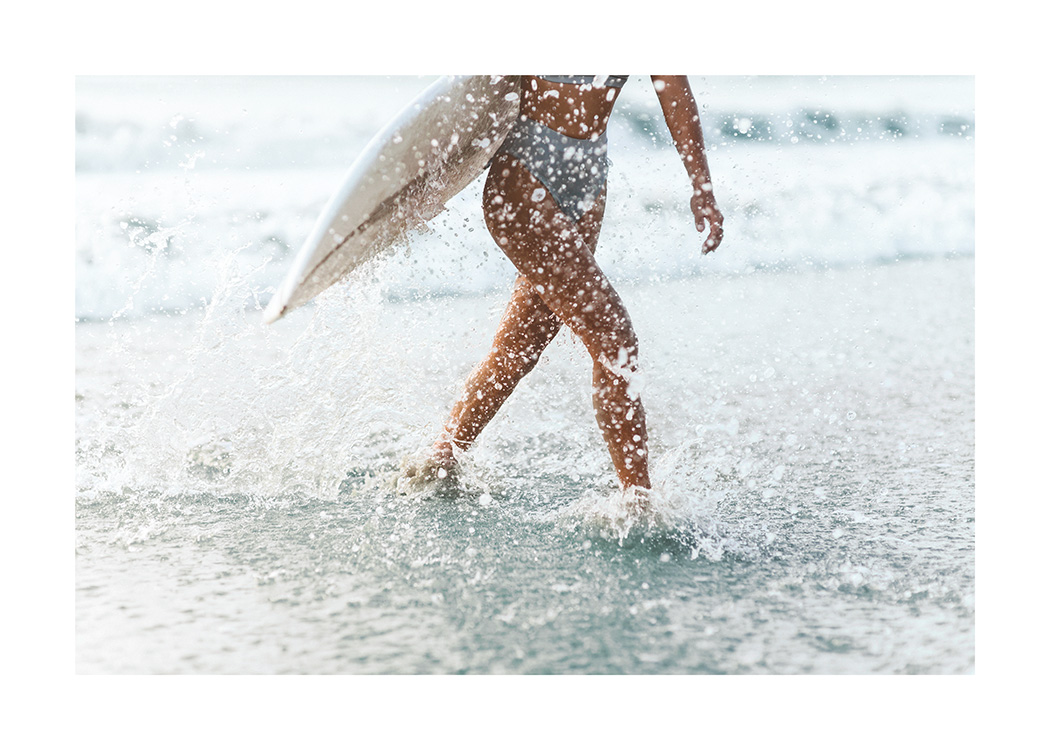 – Plakat af en surferpige, der går op af vandet
