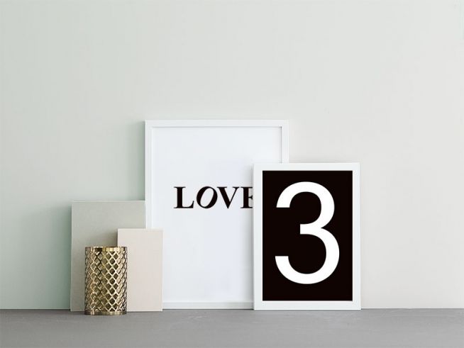 Sort hvid plakat med teksten love