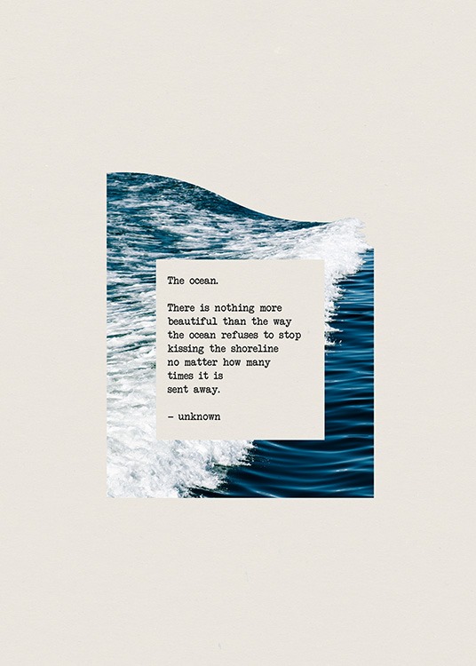  - Grafisk plakat med tekst i form af et citat om havet på et fotografi af et hav på beige baggrund