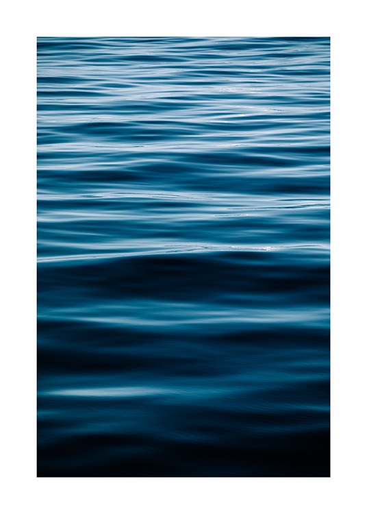  - Fotografi af et næsten blikstille blåt hav med små bølger