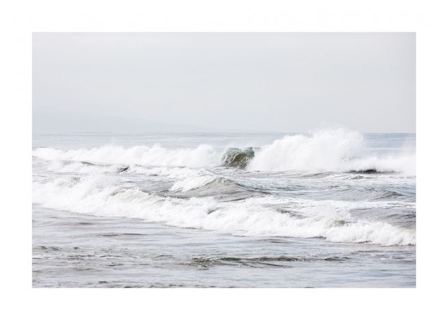  - Fotografi i pastelfarver med bølger fra havet på vej ind mod kysten