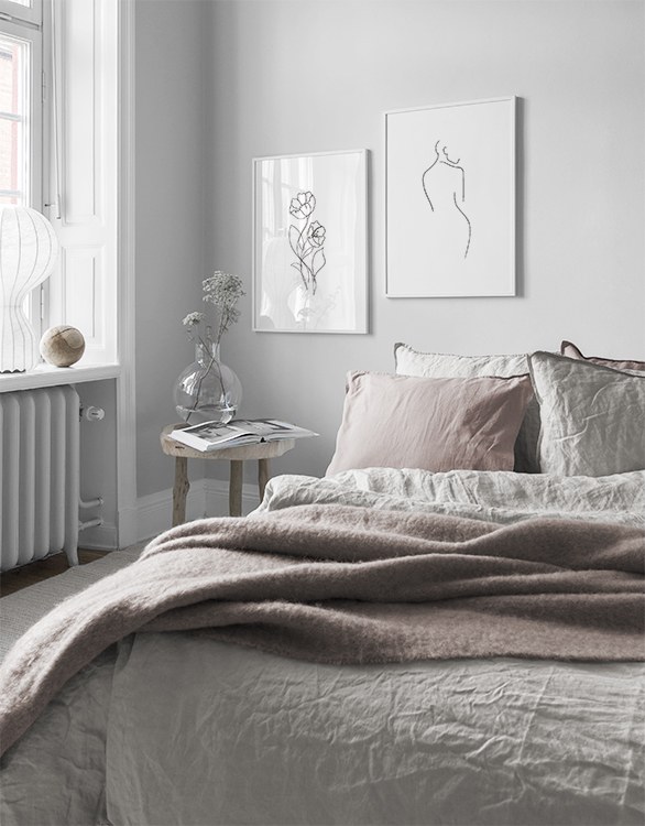 Romantisk soveværelsestil med pink toner og minimalistiske plakater