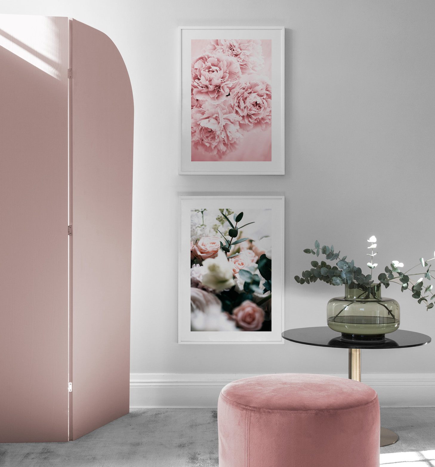 Feminin stil med blomsterplakater og hvide rammer