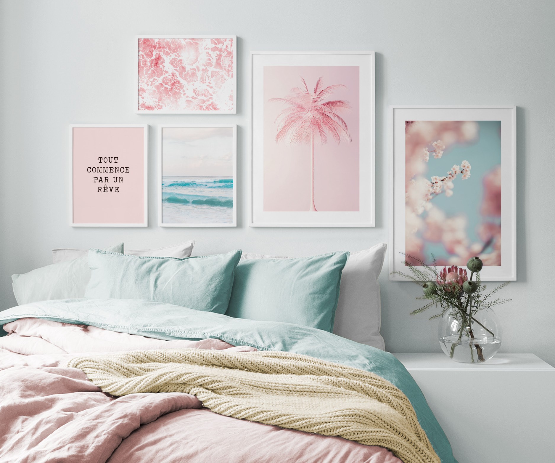 Soveværelse med pastel, blomsterplakater og lyserød palme
