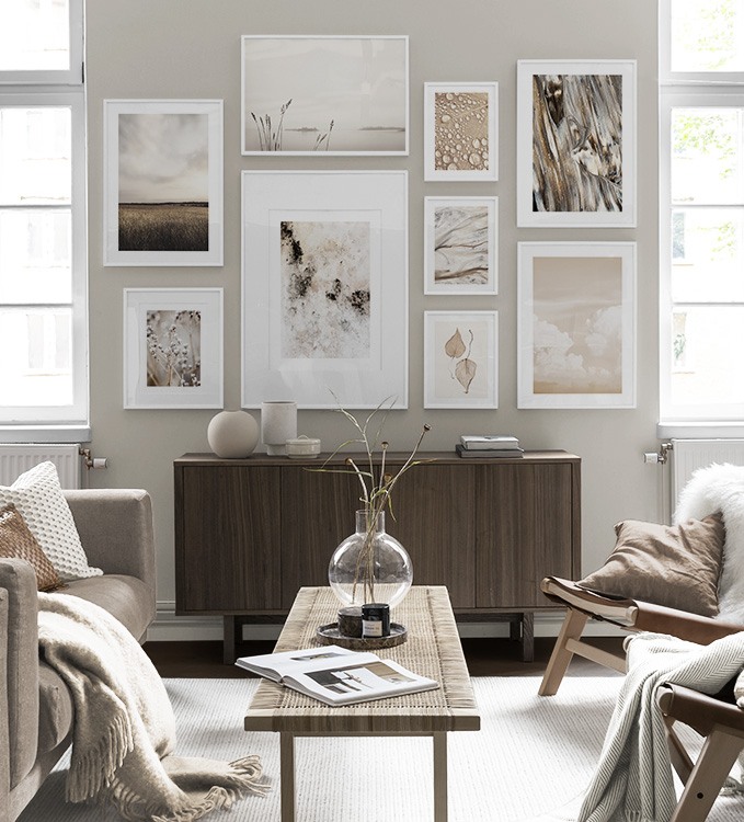 Naturmotiver og fotokunst i beige stue