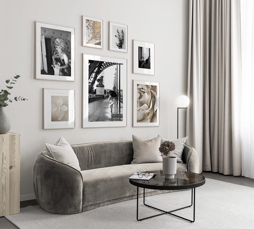 Sort-hvid fotokunst og botaniske motiver i guld i stue